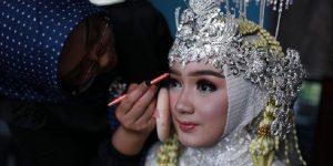 MUA yang sedang merias pengantin, Sumber: dream.co.id
