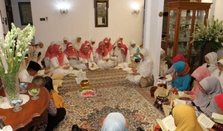 Pengajian bagian dari proses pernikahan Adat Sunda, Sumber: indonesiapunyaceritaweb.wordpress.com