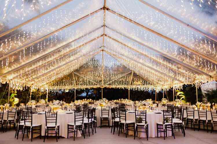Tenda transparan untuk acara pernikahan outdoor, Sumber: brides.com