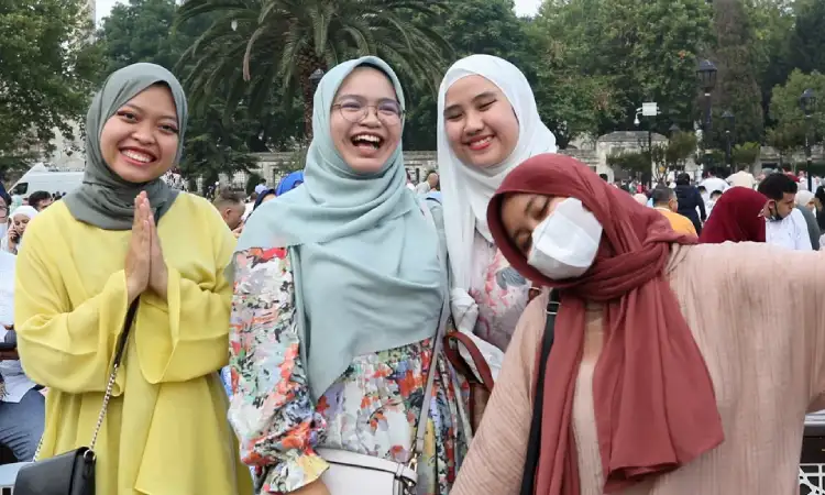 Acara halal bihalal, sumber: guim.co.uk