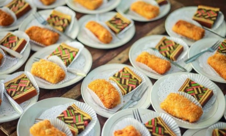 Camilan merupakan salah satu hidangan yang ada di tradisi piring terbang, Sumber: idntimes.com