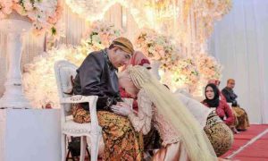 Sungkeman di acara Ngunduh Mantu, Sumber; tokopedia.com