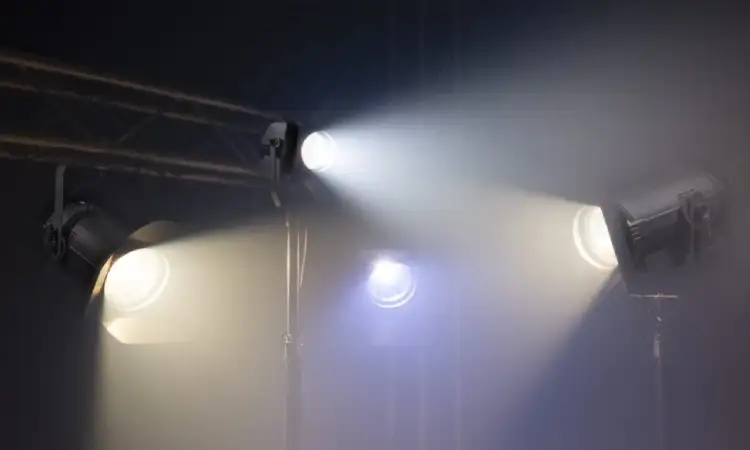 Lampu fresnel, Sumber: venuelights.co.uk
