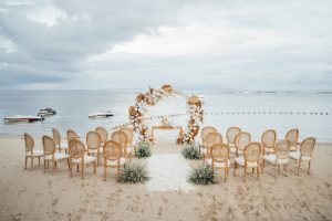 Konsep pernikahan tepi pantai rustic earthone, Sumber: weddingku.com