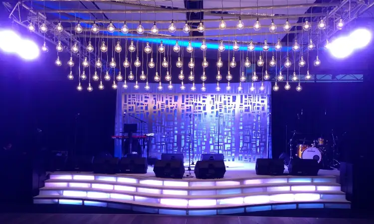 Panggung event indoor, Sumber: megadeckstaging.com