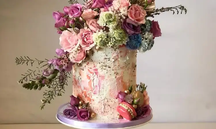 Floral Modern Cake, Sumber: hearstapps.com