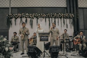 Band yang tepat akan memberikan kesan pula untuk acara wedding, Sumber: bridestory.com