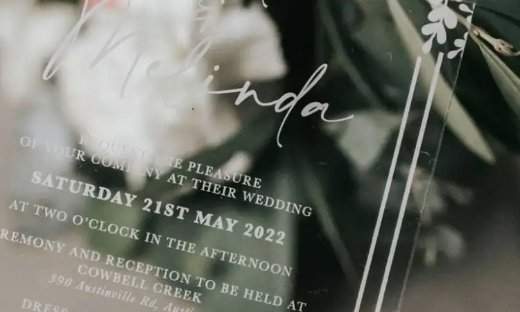 Acrylic wedding invitation, Sumber: pixelandink.com.au