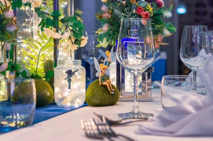 Penggunaan detail disney pada meja tamu, Sumber: yeahweddings.com