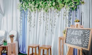 Ide dekorasi backdrop pernikahan, Sumber: berkahmulyafoto.com