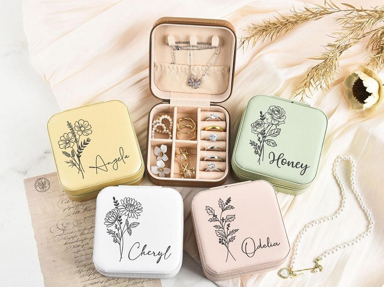 Hadiah berupa satu set perhiasan, Sumber: hitched.ie