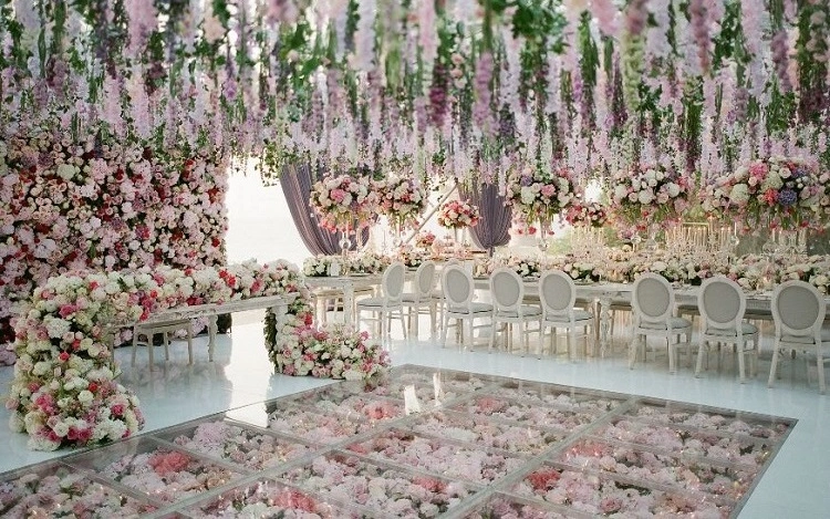 Full dengan bunga-bungaan, Sumber: theweddingblissthailand.com