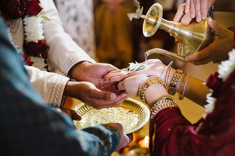 Kental akan adat dan tradisi, Sumber: imagyarweddings.com