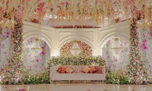 Dekorasi pelaminan dengan bunga-bunga, Sumber: weddingwire.in
