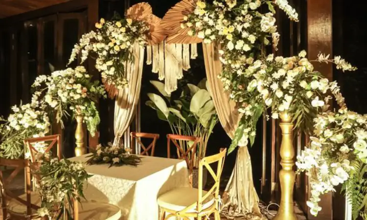 Akad nikah nuansa warna emas, Sumber: bridestory.com