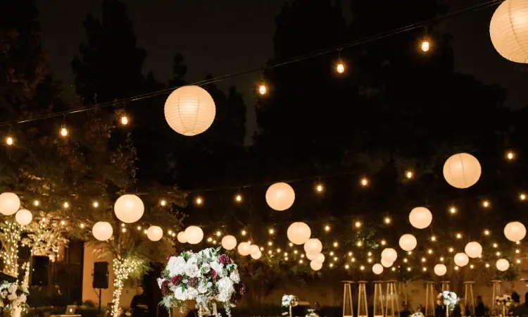 Dekorasi pernikahan outdoor di malam hari, Sumber: paperlesspost.com