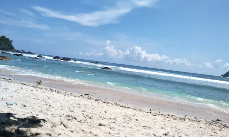 Pantai Wediombo, Sumber: travelspromo.com