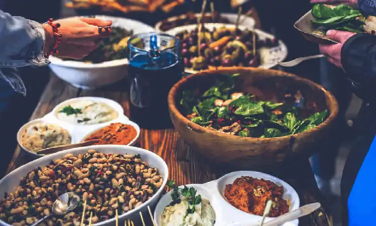 Potluck Dinner, Sumber: sweethumblehome.com