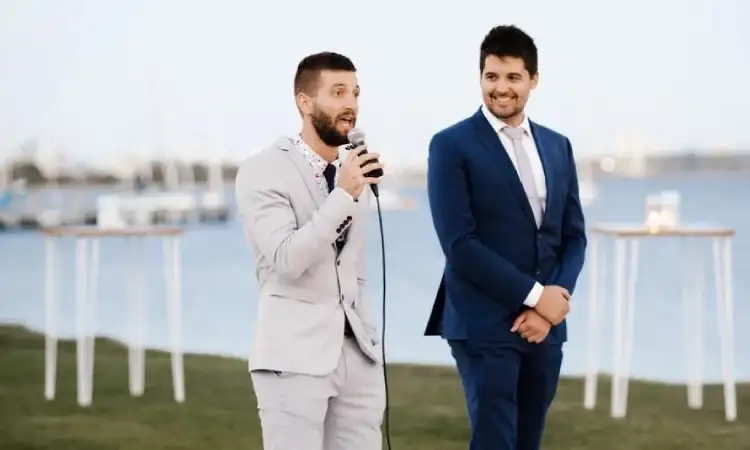 MC menguasai alur acara, Sumber: squarespace-cdn.com