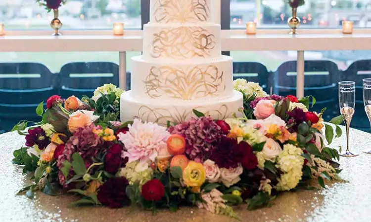 Bunga artificial di meja kue, Sumber: shopify.com