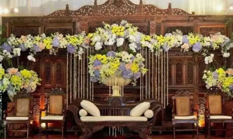 Gebyok dengan bunga besar, Sumber: weddingmarket.com