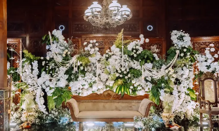 Gebyok dengan bunga putih, Sumber: instagram.com