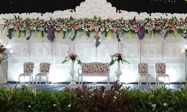 Gebyok putih, Sumber: afidawedding.wordpress.com