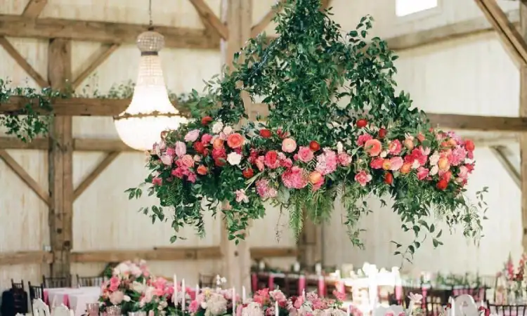 Hanging Flower Decoration, Sumber: weddingchicks.com