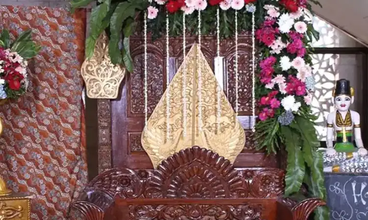 Penggunaan kain tradisional, Sumber: orami.com