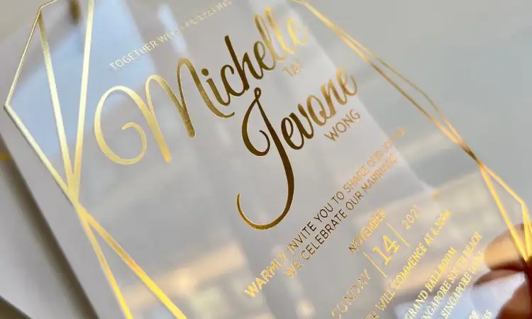 Undangan bahan acrylic dengan gold foil, Sumber: pickybride.com