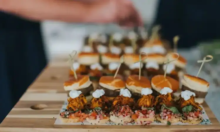 Menu makanan yang dihidangkan, Sumber: hitched.co.uk