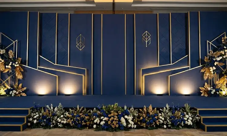 Warna backdrop kombinasi Navy Blue dan Aksen Emas, Sumber: AI
